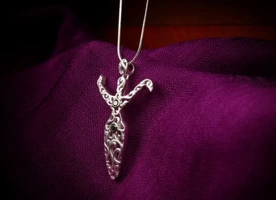 How To Prevent Fake Jewelry From Tarnishing 1 How To Prevent Fake Jewelry From Tarnishing