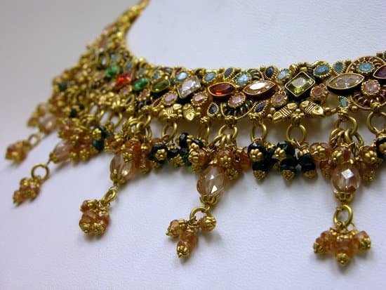How To Get Metal Smell Out Of Jewelry | Jewelry Carats