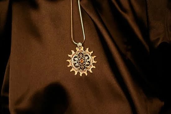 How To Keep Jewelry From Turning Your Neck Green How To Keep Jewelry From Turning Your Neck Green