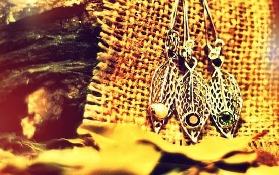 How To Clean Tarnished Jewelry With Aluminum Foil How To Clean Tarnished Jewelry With Aluminum Foil