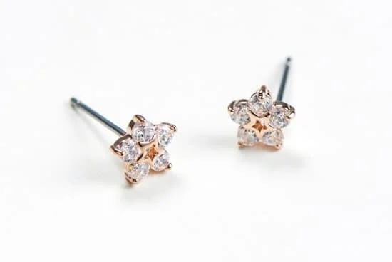 How To Remove Tarnish From Metal Jewelry 1 How To Remove Tarnish From Metal Jewelry