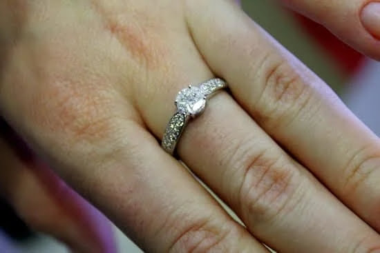 How To Seal Fake Jewelry 1 How To Seal Fake Jewelry