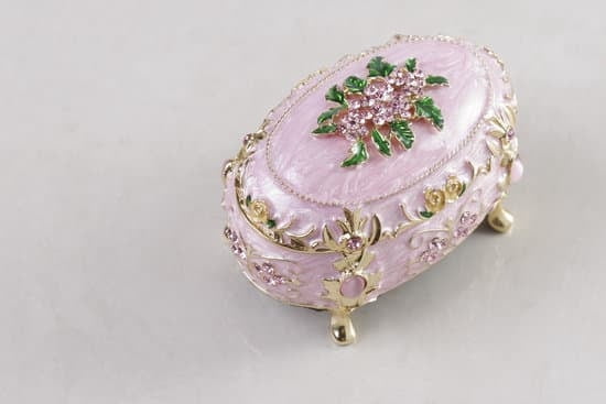 How To Tell Gold Jewelry From Costume Jewelry 1 How To Tell Gold Jewelry From Costume Jewelry