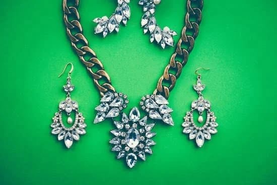 What Color Jewelry Goes With A White Dress 1 What Color Jewelry Goes With A White Dress