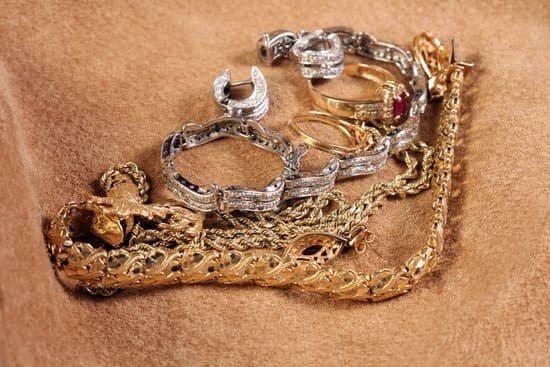 Layered Jewelry Fashion Style Icons Layered Jewelry Fashion Style Icons