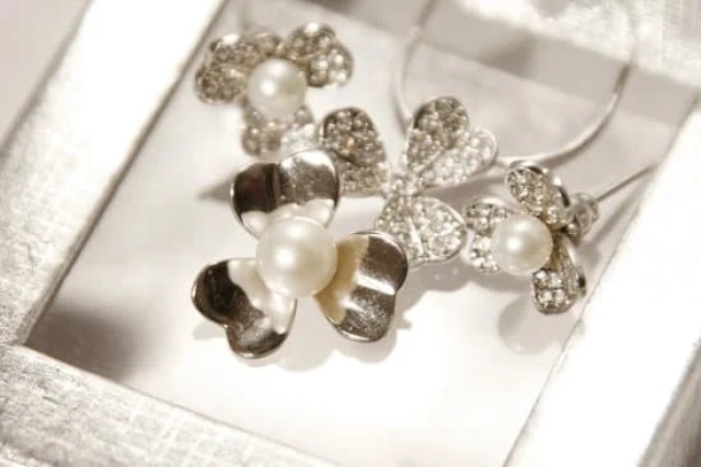 Pandora Jewelry Cleaning In Store 1 Pandora Jewelry Cleaning In Store