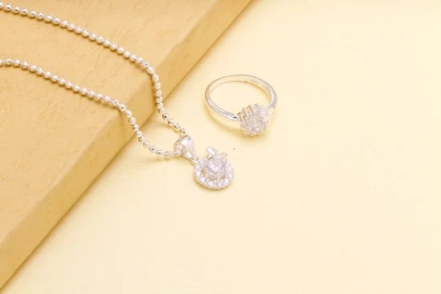 Is Bronze More Like Gold Or Silver Jewelry