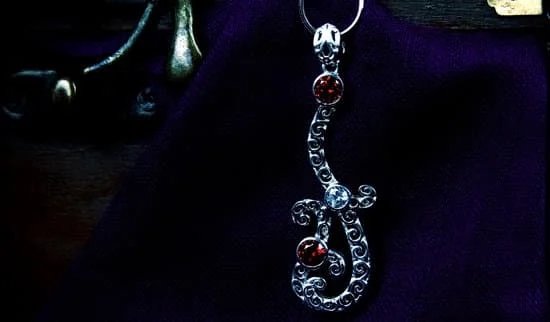 Stunning white gold eyebrow jewelry, perfect to enhance your look and express your style