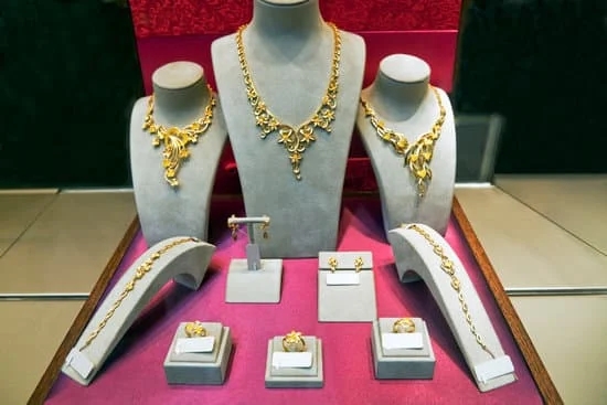 Fashion Jewelry Worn by Celebrities Fashion jewelry worn by celebrities adds sparkle and glamour to any outfit