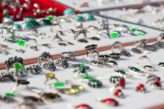 How to Make Crystal Resin Jewelry 5 Step-by-step guide on how to make stunning crystal resin jewelry at home