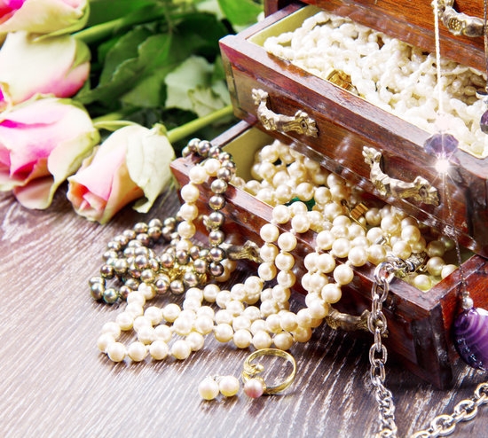 How to Clean Tarnished Fashion Jewelry 1 Simplified steps to effectively clean tarnished fashion jewelry for a polished and elegant look