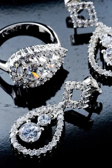 How to Use Jewelry Cleaner 1 Step-by-step guide on how to use jewelry cleaner effectively for a sparkling shine