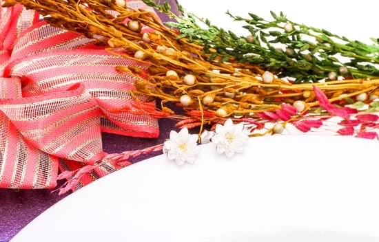 Step-by-step guide on removing gemstones from jewelry for effortless repairs or design changes