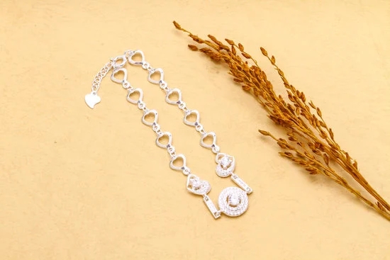 What Is Jewelry Cleaner Made Of 1 Jewelry cleaner ingredients: Find out what jewelry cleaner is made of for effective cleaning