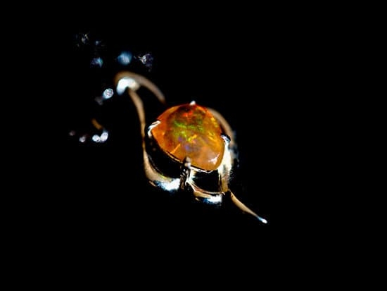 Alt Text: The symbol for a diamond on jewelry designates prestige, luxury, and exquisite craftsmanship