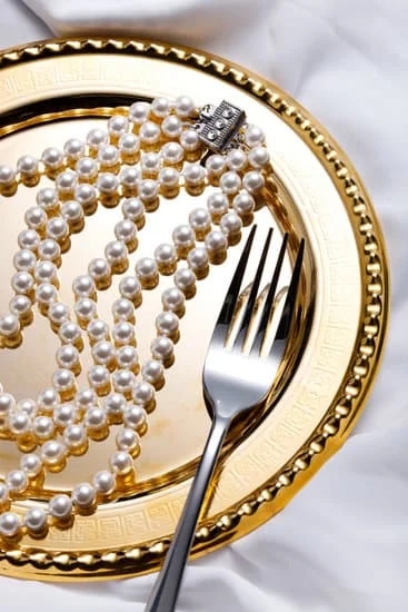 Should I Wear Silver or Gold Jewelry Quiz 1 Take the 'Should I Wear Silver or Gold Jewelry Quiz' to find the perfect metal for your accessories!