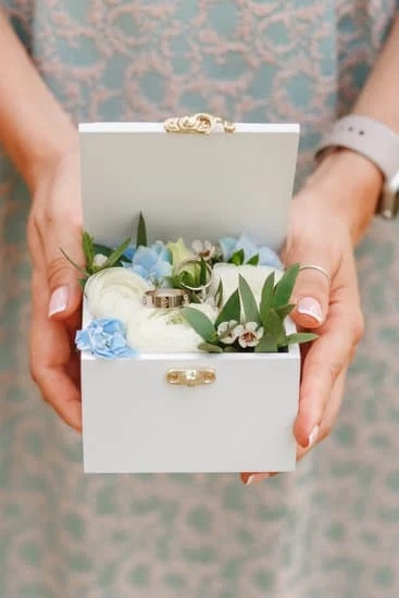 Step-by-step guide on how to DIY engrave jewelry for a professional and polished look