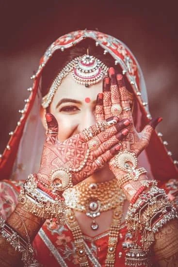 Sleek and elegant rock crystal jewelry: Tips on identifying and distinguishing genuine pieces