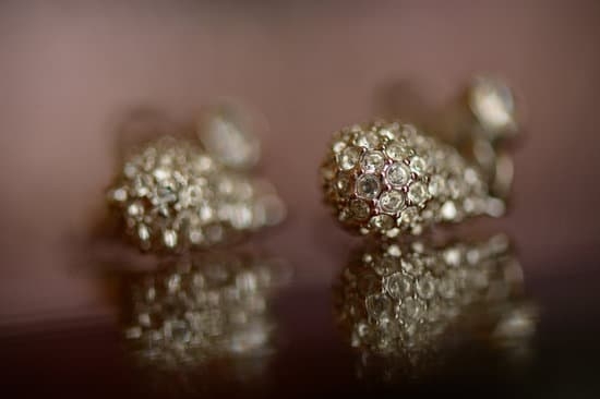 Can Jewelry Stores Sell Fake Diamonds 1 Authentic diamond jewelry sold by reputable jewelry stores, no worries about fake diamonds