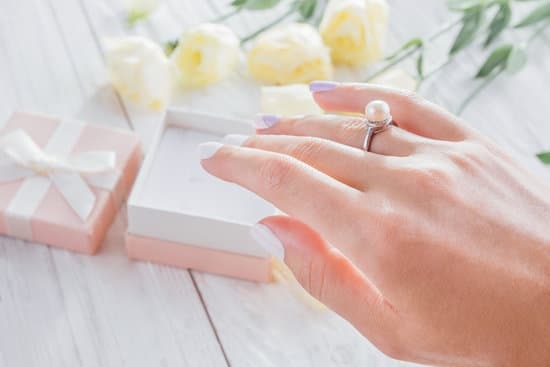 How Are Diamonds Used in Jewelry 1 Exquisite jewelry adorned with diamonds, showcasing their incredible brilliance and adding stunning elegance