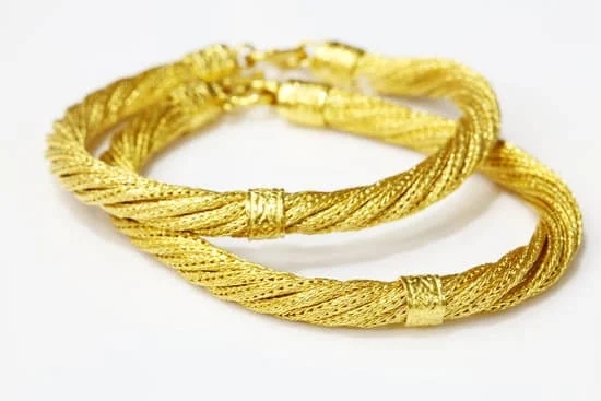 How to Remove Diamonds From Gold Jewelry 1 Step-by-step guide on removing diamonds from gold jewelry without causing any damage