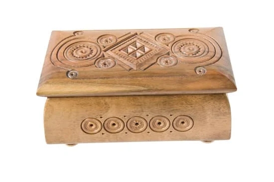 Were Diamond Ring Ptongs in Estate Jewelry Flar and Smooth 1 Exquisite estate jewelry with diamond ring prongs made of flat and smooth materials