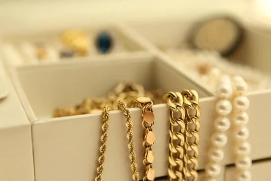 Step-by-step guide on how to make a stylish fashion jewelry necklace at home