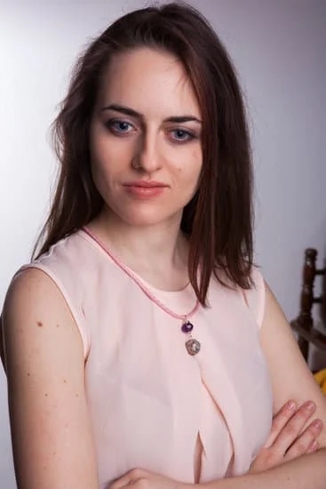 How to Start an Online Fashion Jewelry Business 1 Step-by-step guide on how to start an online fashion jewelry business successfully