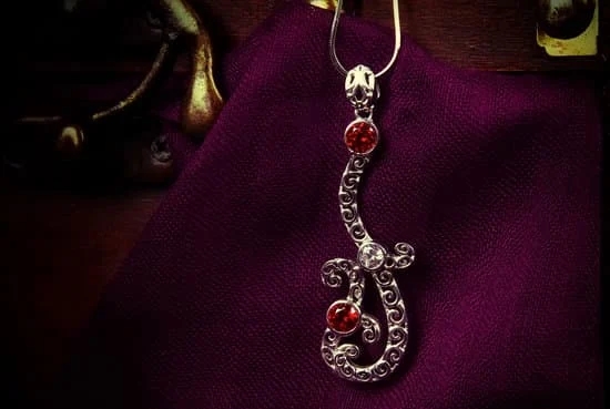 Which Jewelry Donated the Hope Diamond to the Smithsonian 1 Hope Diamond: Smithsonian's Precious Gem Donation from an Iconic Jewelry Piece