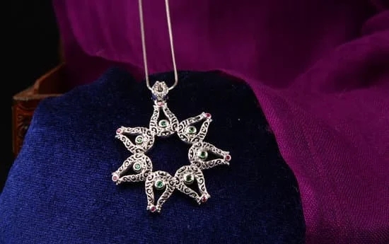 How to Clean Diamond Jewelry Naturally 1 Step-by-step guide on naturally cleaning diamond jewelry at home for long-lasting sparkle