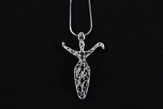 How to Wear Necklaces Diamond Jewelry 1 Stylish tips: How to wear necklaces and diamond jewelry like a fashion pro