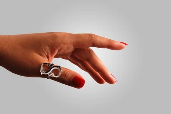 What Fashion Jewelry Made in Berkley London 1 Berkley London's exquisite fashion jewelry collection - discover the latest trends!