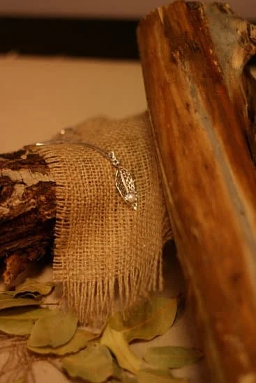 How to Buy Diamond Jewelry in the Store 1 Suggestion: Step-by-step guide on how to purchase diamond jewelry in-store