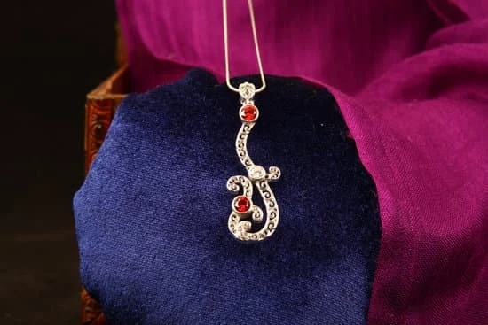 Where to Donate Fashion Jewelry 1 Discover the best places to donate fashion jewelry and give back to your community