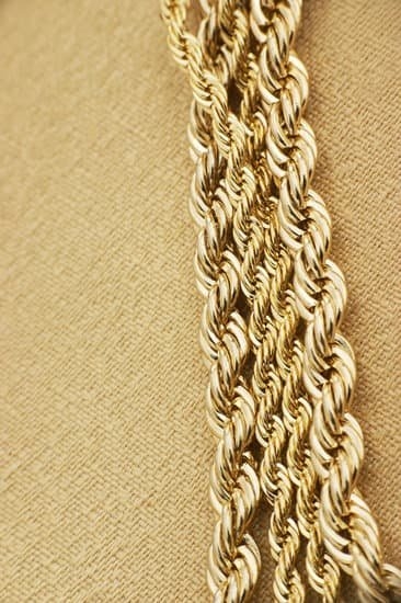 How to Wear Earrings Diamond Jewelry 1 Beautiful ways to style and wear stunning diamond jewelry earrings