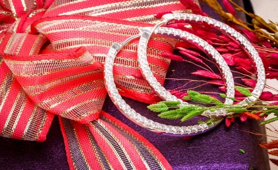 Does Paparazzi Jewelry Use Real Diamonds 1 Paparazzi Jewelry's use of real diamonds in their collection adds an exquisite touch