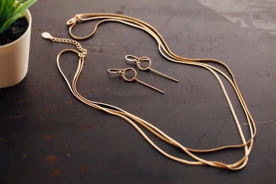 Simplified steps for cleaning gold fashion jewelry: how to clean, maintain the sparkle effortlessly