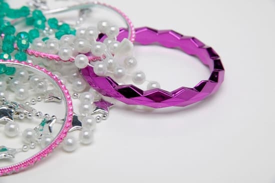 What Jewelry Is in Fashion Right Now 1 Current trendy jewelry designs that are in fashion right now