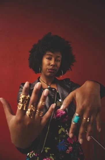 What Is Black Diamond Jewelry Made Of 1 Black diamond jewelry is typically made of carbonado, an impure form of diamond