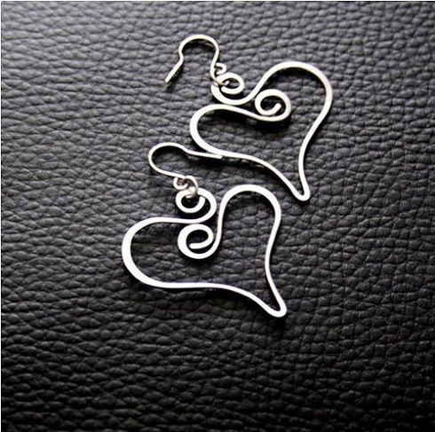 Step-by-step guide on how to effectively clean silver and diamond jewelry at home