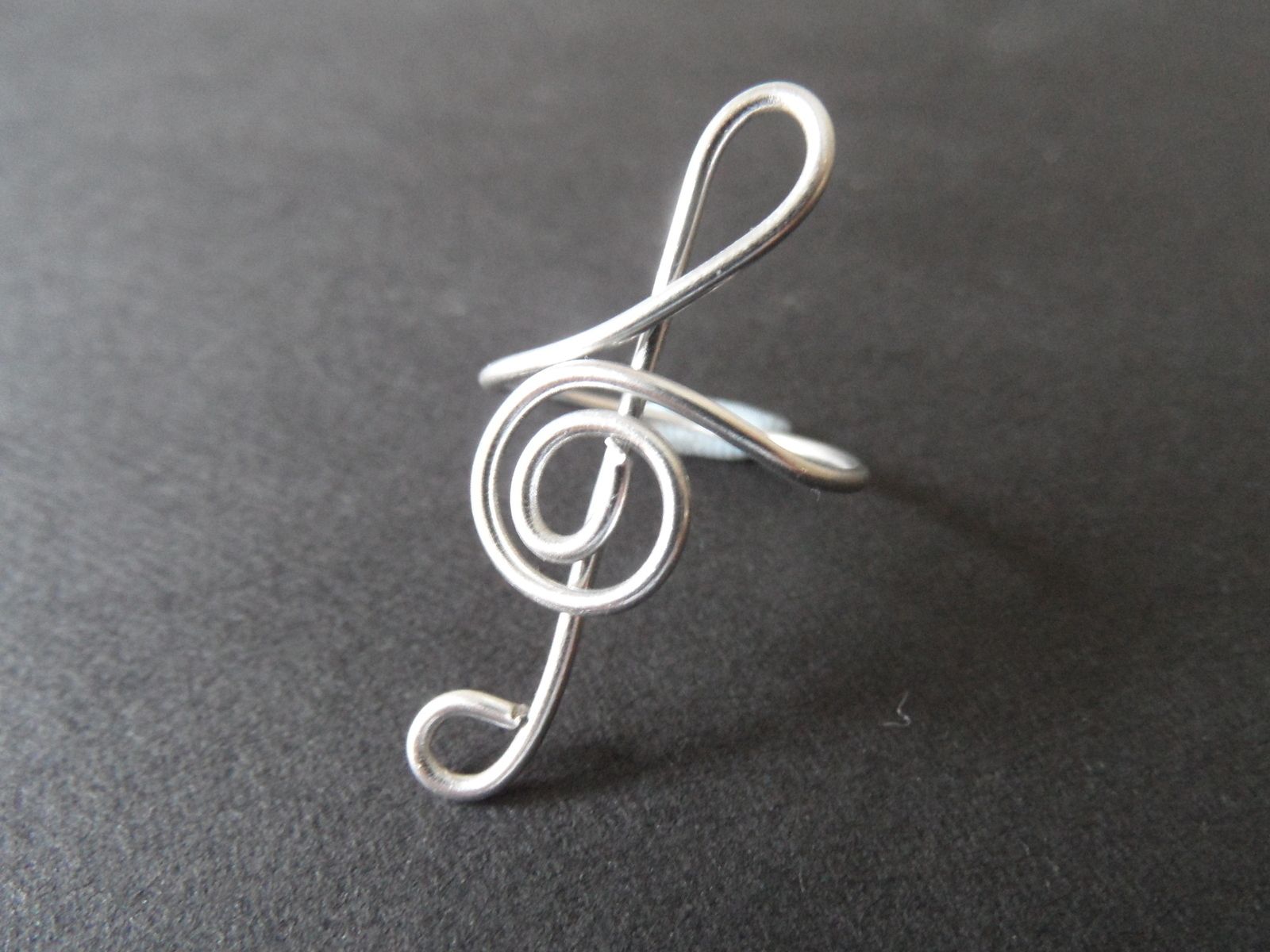 What Is the Difference Between Fashion Jewelry and Costume Jewelry 1 Comparison of fashion jewelry and costume jewelry highlighting their unique characteristics and style differences