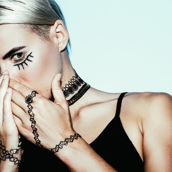 Simplified step-by-step guide on how to clean jewelry diamond effectively at home