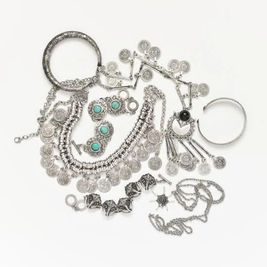 How Diamonds Are Mined and Made Into Jewelry 1 How diamonds are mined and crafted into exquisite jewelry