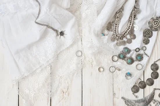 How to Clean Jewelry at Home Diamond 1 Step-by-step guide on cleaning diamond jewelry at home for a sparkling shine