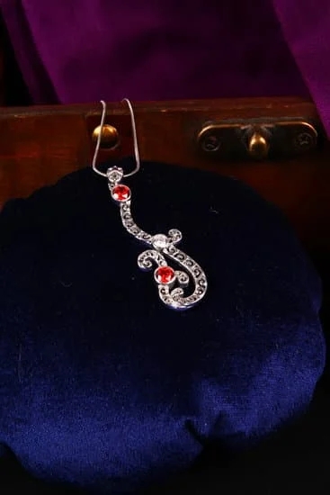 Step-by-step guide on how to untangle fine jewelry chain for beginners and experienced alike