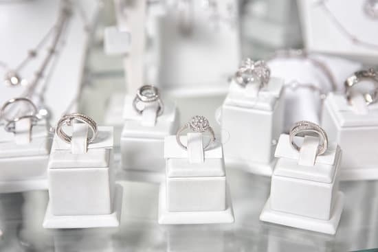 Can I Shower With Gold Jewelry 1 Showering with gold jewelry - ensure it's secure and tarnish-resistant