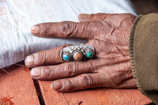 Gold plated jewelry: avoid wearing in the shower to prevent tarnishing and damage to the finish