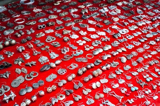 How to Mix Silver and Gold Jewelry: Perfectly Pairing Metals for Stylish Looks