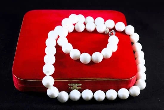 Is Handmade Jewelry Popular 1 Handmade jewelry gaining popularity in fashion, IS HANDMADE JEWELRY POPULAR among consumers seeking unique, artisan pieces