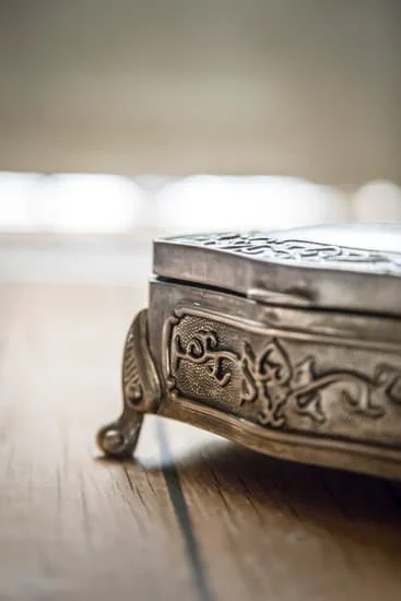 Step-by-step guide for creating stunning handmade gemstone jewelry using quality materials and expert techniques